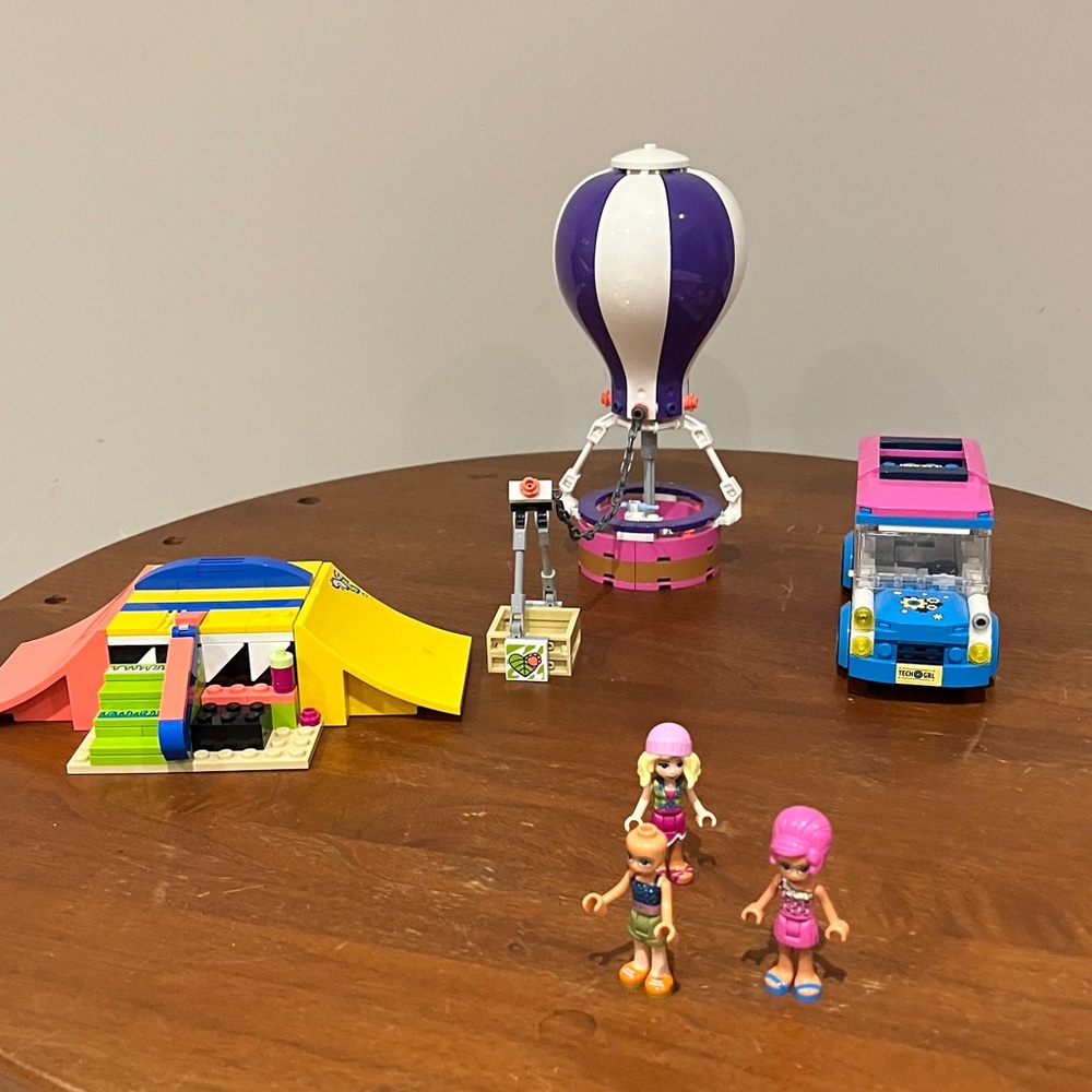 LEGO firends sets l. 3 sets included.